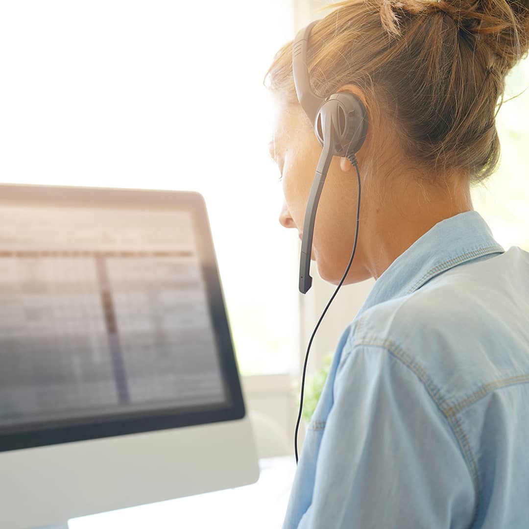 Standardiste en train de répondre à un client au téléphone